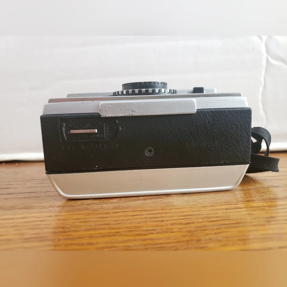 Vintage Kodak Instamatic 404 Film Camera - PRESUMED NOT WORKING AS-IS DECOR ONLY